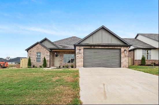 160 N. Eagle Mountain St., Prairie Grove, AR 72753