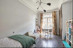 Paris 16th District – A beautifully renovated 4-bed apartment