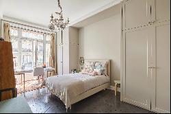 Paris 16th District – A beautifully renovated 4-bed apartment