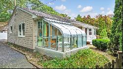 6 Nassau Road, Hampton Bays, NY 11946