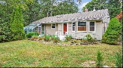 6 Nassau Road, Hampton Bays, NY 11946