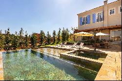 Provencal-style house integrated with nature