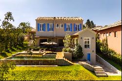 Provencal-style house integrated with nature