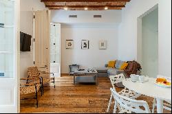 Excellent tourist apartment in Eixample Derecho, close to Passeig de Gracia.