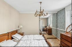 In the city center, spacious recent apartment with 2 balconies