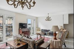 In the city center, spacious recent apartment with 2 balconies