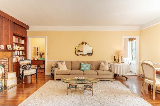 CLASSIC PRE WAR ONE BEDROOM CO-OP IN A PRESTIGIOUS FOREST HILLS BUILDING