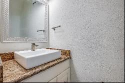 Don't Miss this Chic 2 Bed, 2.5 Bath Condo in Prime Dallas Location