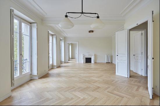 Paris 7th District - A bright 3-bed apartment