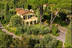 Elegant villa with panoramic view and pool in Lucca