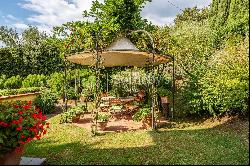 Elegant villa with panoramic view and pool in Lucca