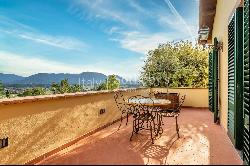 Elegant villa with panoramic view and pool in Lucca