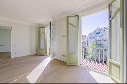 Natural Light and Elegance in a Unique Eixample Apartment