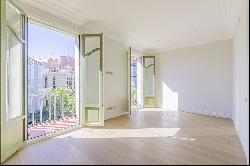 Natural Light and Elegance in a Unique Eixample Apartment