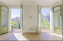 Natural Light and Elegance in a Unique Eixample Apartment