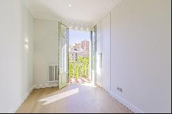 Natural Light and Elegance in a Unique Eixample Apartment