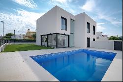 Design house with swimming pool in Empuriabrava