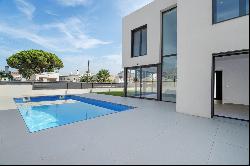 Design house with swimming pool in Empuriabrava