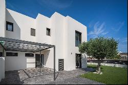 Design house with swimming pool in Empuriabrava