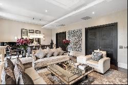 Luxury Mayfair Apartment Overlooking Communal Gardens