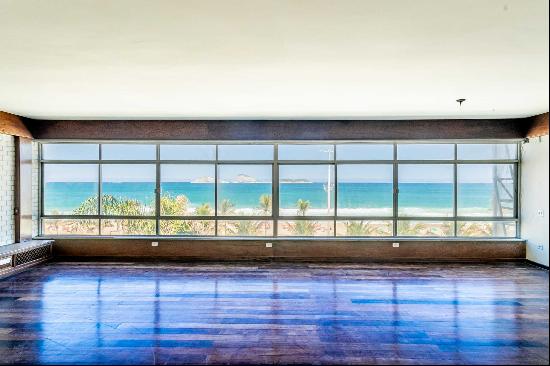 Oceanfront apartment with circular layout and private foyer