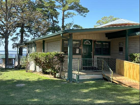 Lake Home Retreat with Boathouse on Lake Palestine