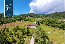 Charming, finely-furnished estate among the breathtaking landscapes of the Tuscan countrys