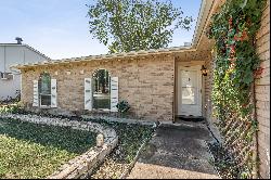 Charming updated 3/2 in the heart of Allen