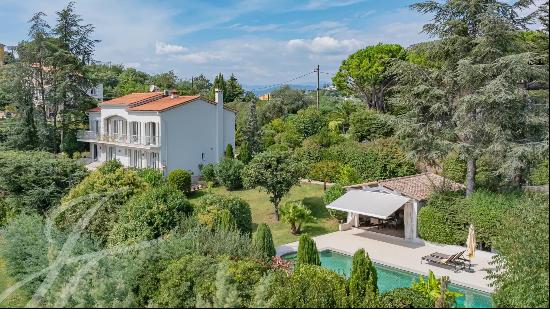 Charming renovated villa with sea view in a sought-after estate