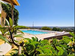 5-bedroom villa with a large plot in the Western Algarve