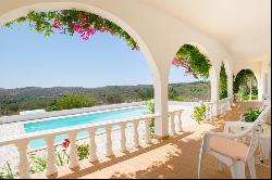 5-bedroom villa with a large plot in the Western Algarve