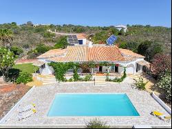 5-bedroom villa with a large plot in the Western Algarve