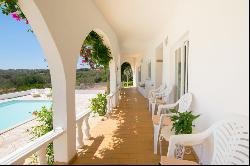 5-bedroom villa with a large plot in the Western Algarve