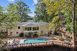 Renovated Ranch with a Pool in Heards Ferry