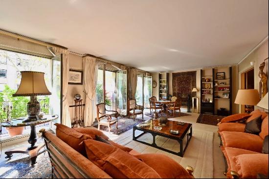 Paris 7th District - A 2/3 bed apartment with balconies