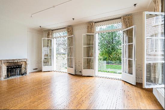 Neuilly-sur-Seine - A private mansion with a garden