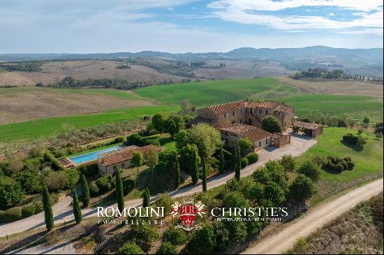 LUXURY RESTORED COUNTRY HOUSE FOR SALE IN ASCIANO, VAL D'ORCIA