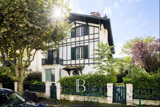 BIARRITZ, HEART OF TOWN, 300 sqm HOUSE