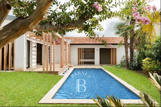 BIARRITZ ANGLET, CONTEMPORARY HOUSE OF 250 sqm, HEATED SWIMMING POOL