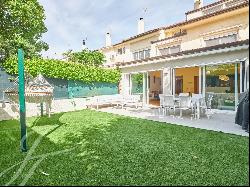 Semi-detached House with garden, swimming pool and garage