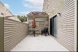 Beautifully Maintained End Unit Townhouse