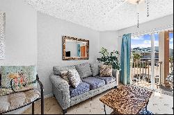 Charming Condo In Small Complex Steps From The Beach 