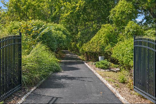 A Stunning Contemporary on Secluded 3+ Private Acres