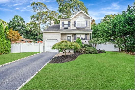 8 Carriage Lane, Center Moriches NY 11934