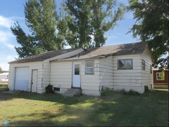 204 Maple Avenue, Oakes ND 58474