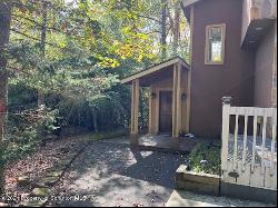 6476 Decker Road, Bushkill PA 18324