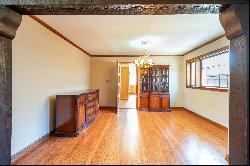 Delightful, Inviting Tudor Home In Glenview