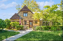 Delightful, Inviting Tudor Home In Glenview