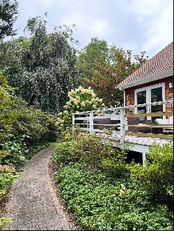 SUNNY BEACH COTTAGE WITH DEEDED ACCESS TO GARDINER'S BAY