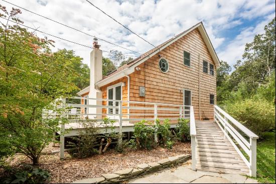 SUNNY BEACH COTTAGE WITH DEEDED ACCESS TO GARDINER'S BAY